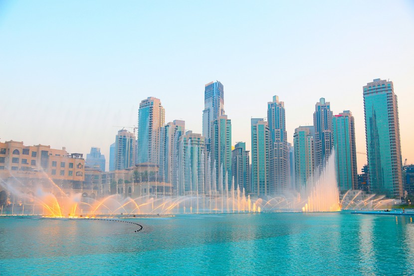 迪拜喷泉建筑风景图片