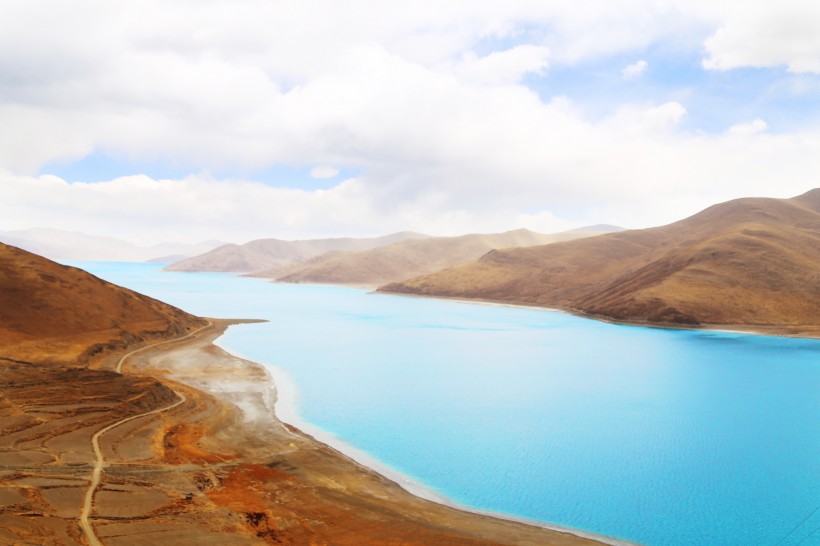 西藏干净清澈的羊卓雍措湖自然风景图片