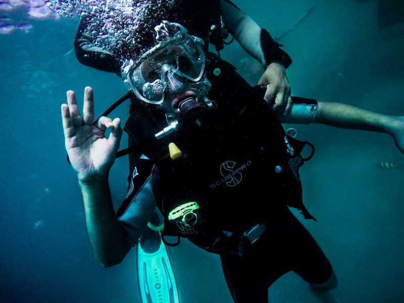海底潜水人物图片
