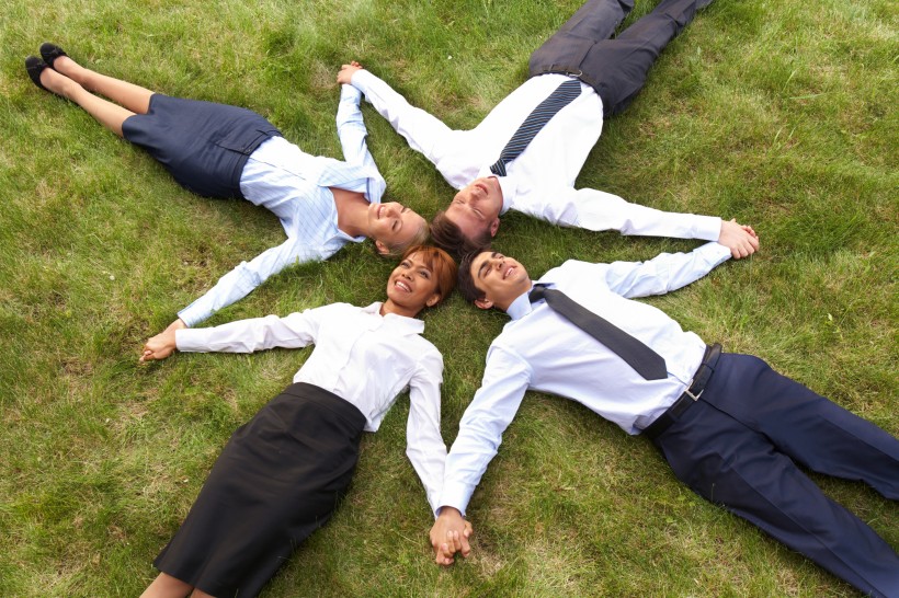 躺在草地上的青年人图片