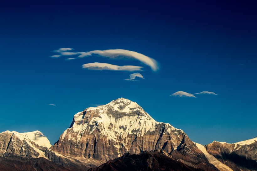 宏伟纯净的尼泊尔雪山风景图片