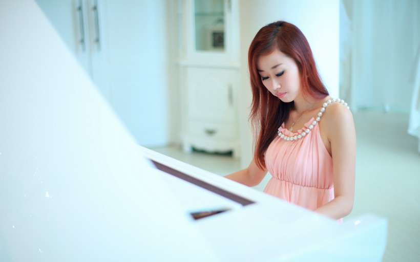 弹钢琴的少女图片