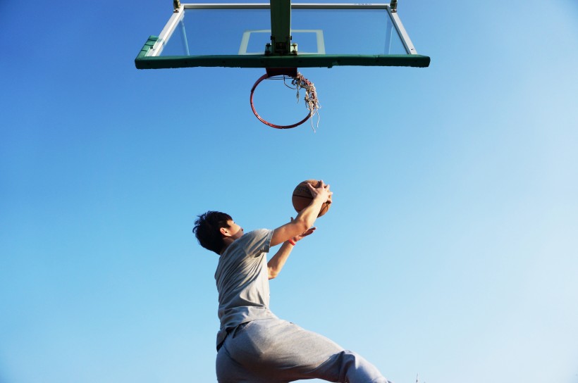 打篮球的男生图片