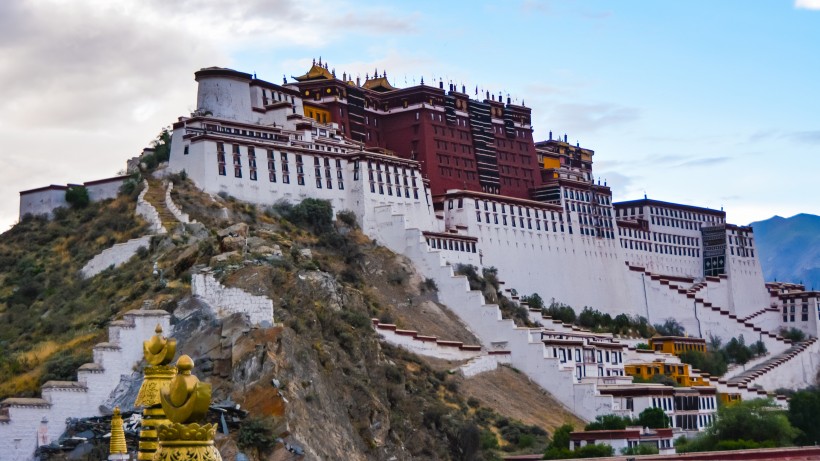 神圣的西藏布达拉宫风景图片