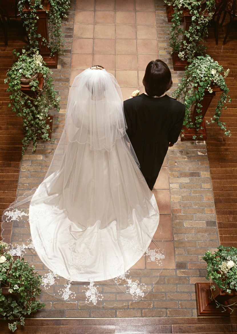 新郎和新娘在教堂举办婚礼的图片
