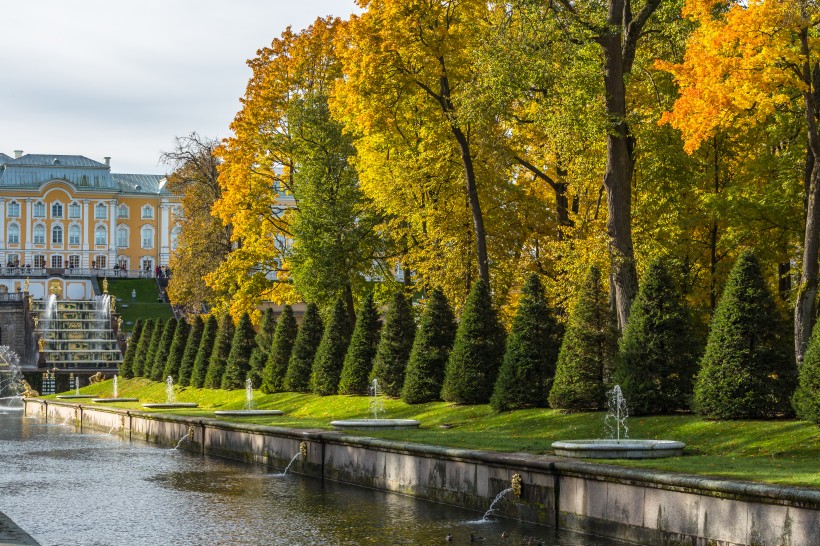 俄罗斯圣彼得堡夏宫下花园园林秋季风景图片