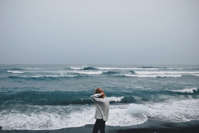 站在海边拍照的人图片