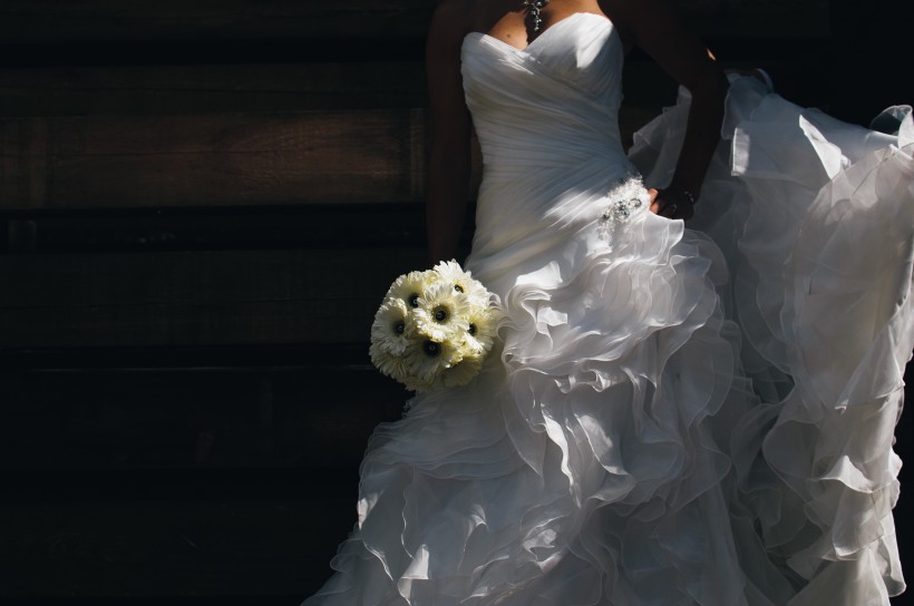 穿着婚纱的新娘图片