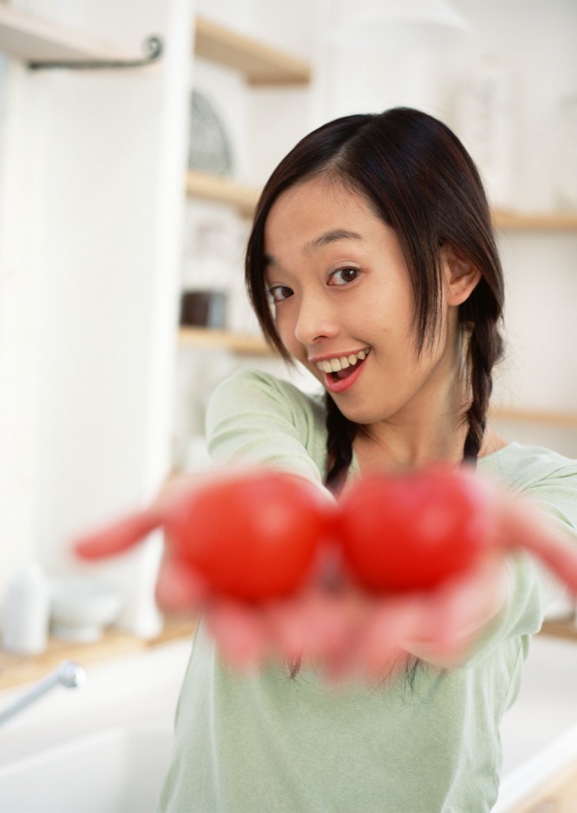 女性和食物水果图片