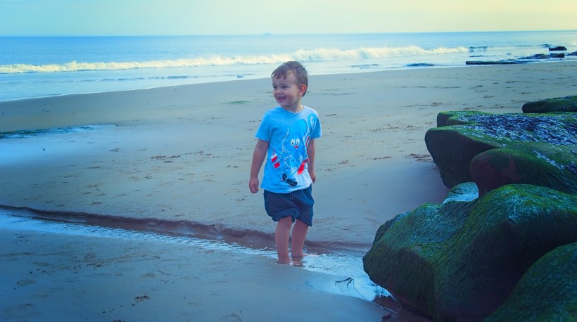 在海边玩耍的小男孩图片