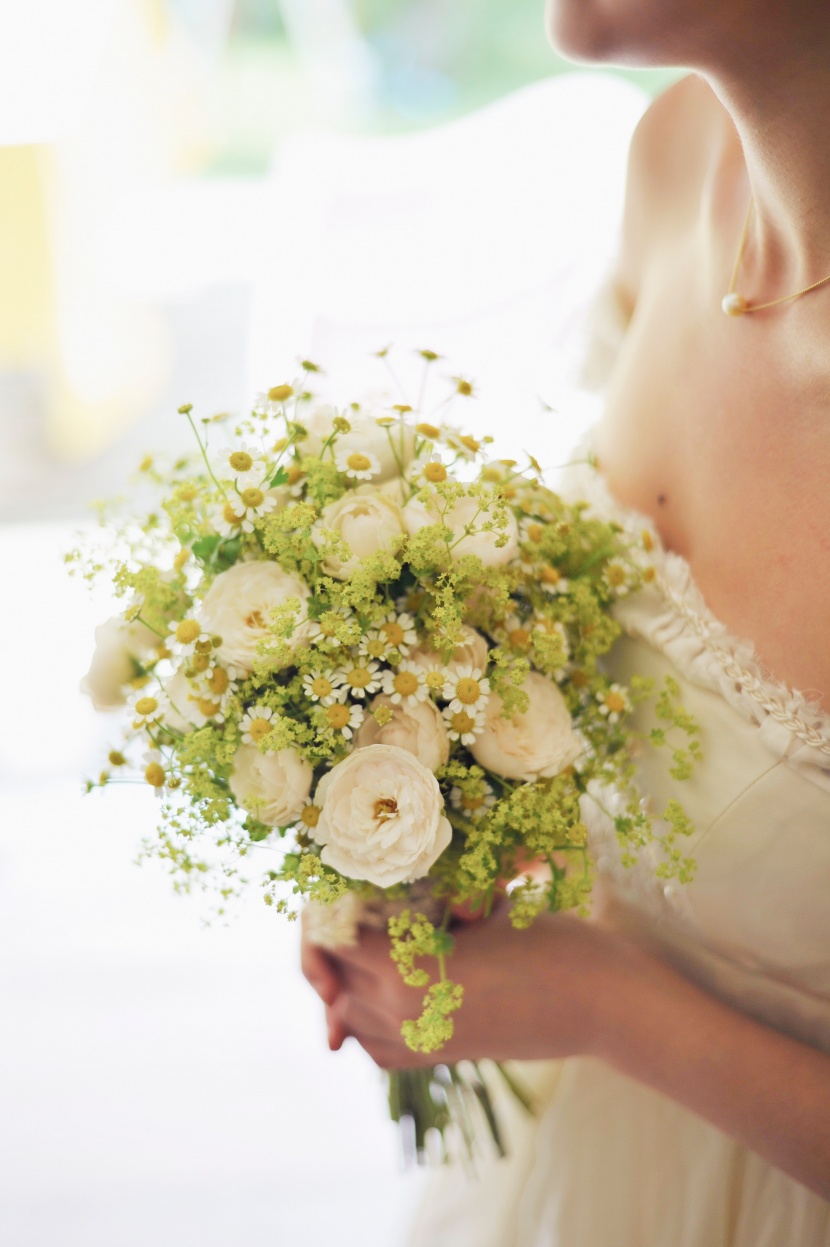 新娘拿着鲜花的图片