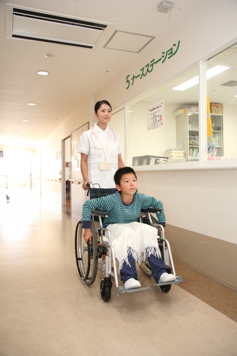 护士用轮椅推着患者图片