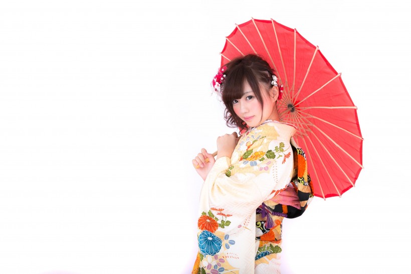 穿着和服撑着油纸伞的日本美女图片