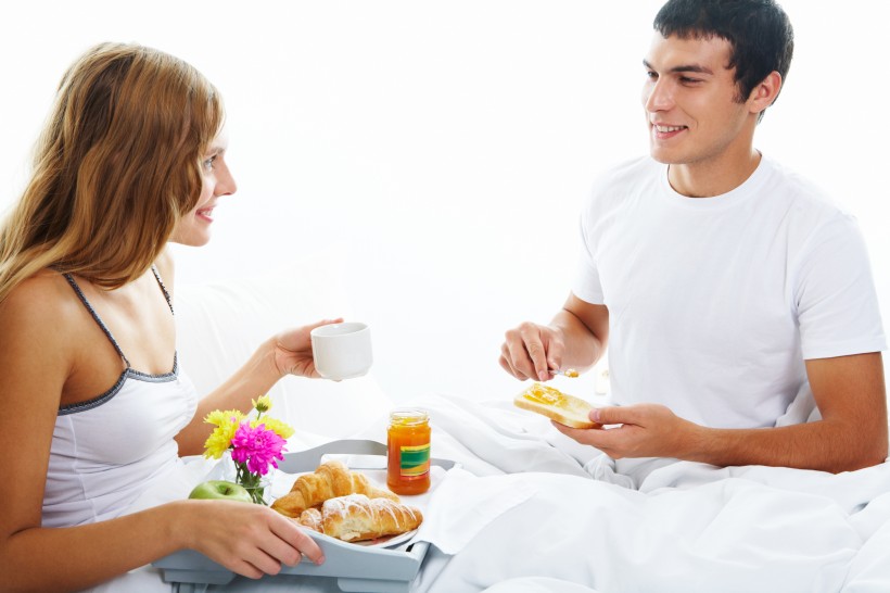 吃早餐的情侣图片