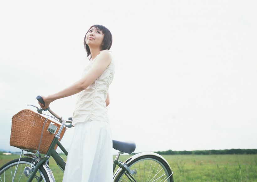 女性骑自行车休闲图片