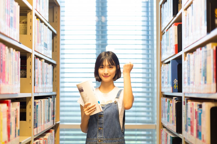 在图书馆认真阅读的女生图片