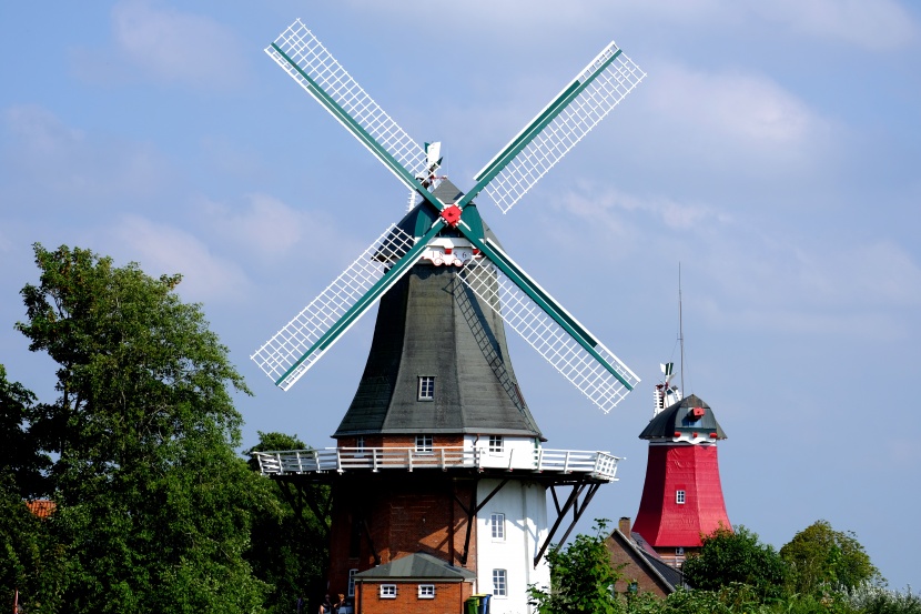 高大的荷兰风车建筑风景图片