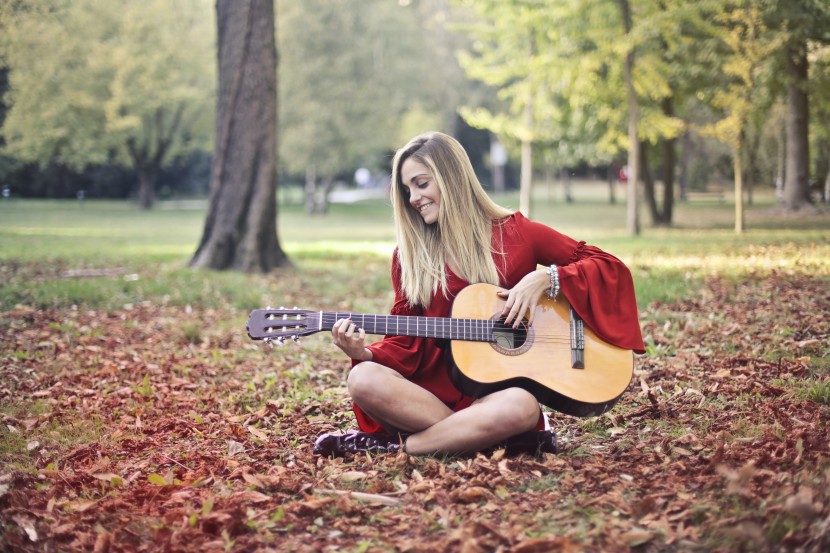 弹吉他的女子图片