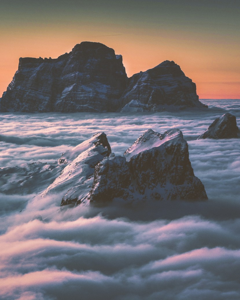 云雾缭绕的高山风景图片