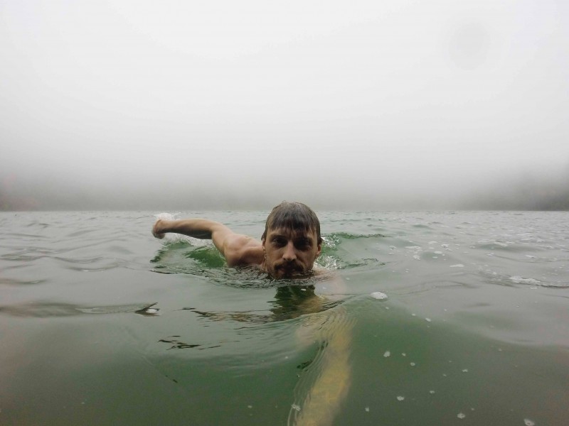 在水里游泳的人图片