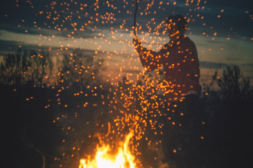 野外露营的篝火图片