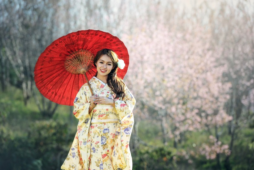 穿着和服撑着油纸伞的日本美女图片