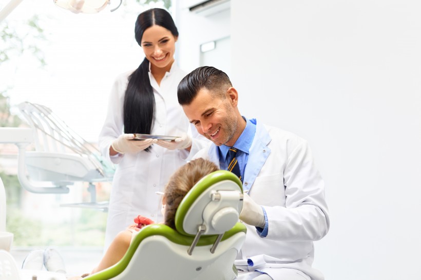 牙科医生与病人图片