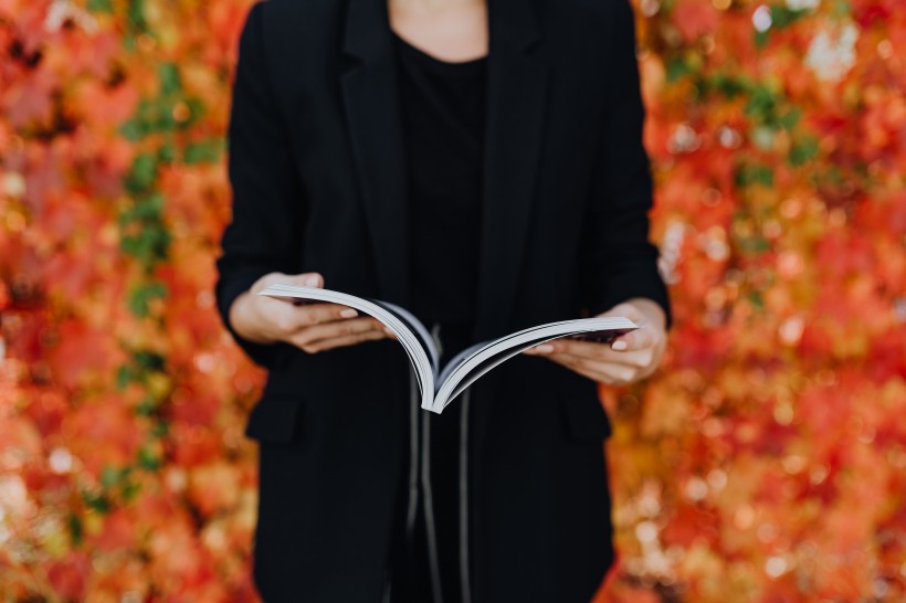 站在藤叶前的看书的女人图片