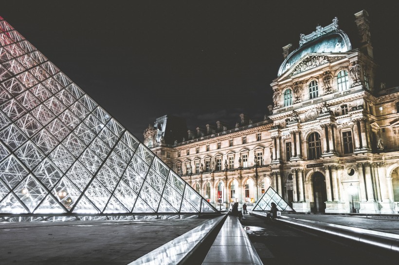 法国巴黎卢浮宫建筑风景图片