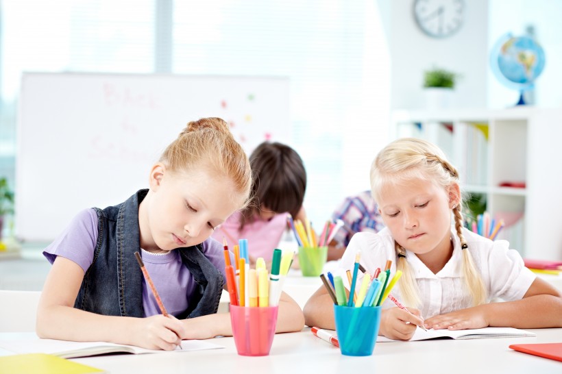 握笔书写的小学生图片