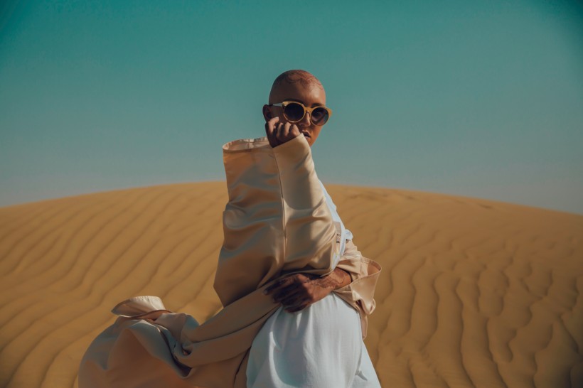 沙漠上行走的人图片