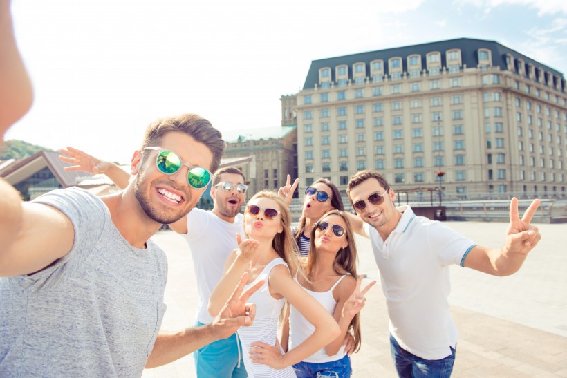 欧洲时尚青年假期户外游玩图片