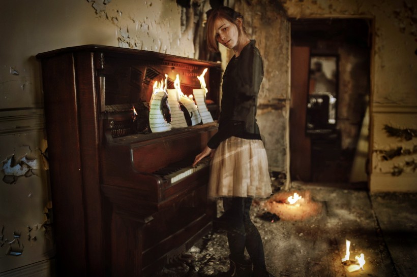 弹钢琴的少女图片