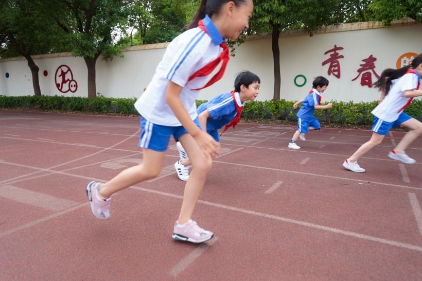 操场跑步的小学生图片