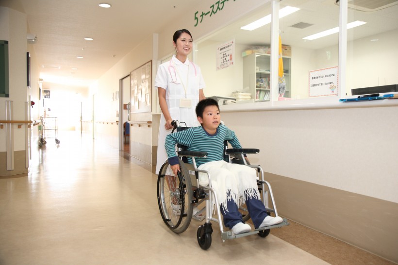 护士用轮椅推着患者图片
