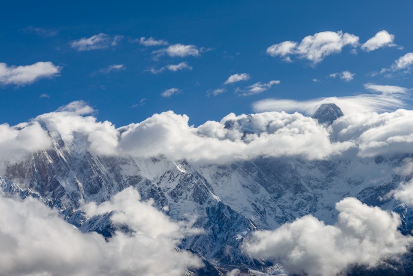 西藏林芝巍峨雪山风景图片