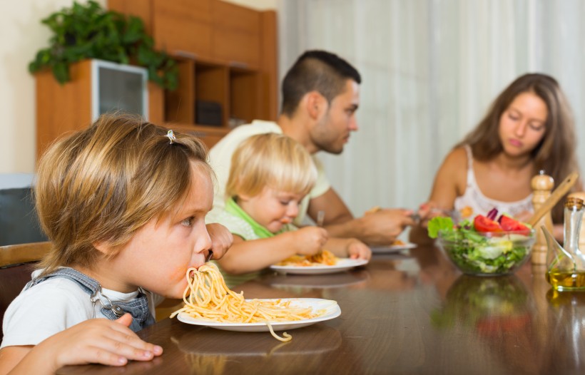 餐桌上家庭聚餐的一家人图片