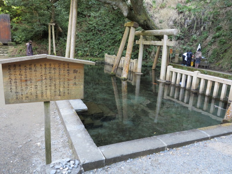 日本鹿岛神宫洗手池塘图片