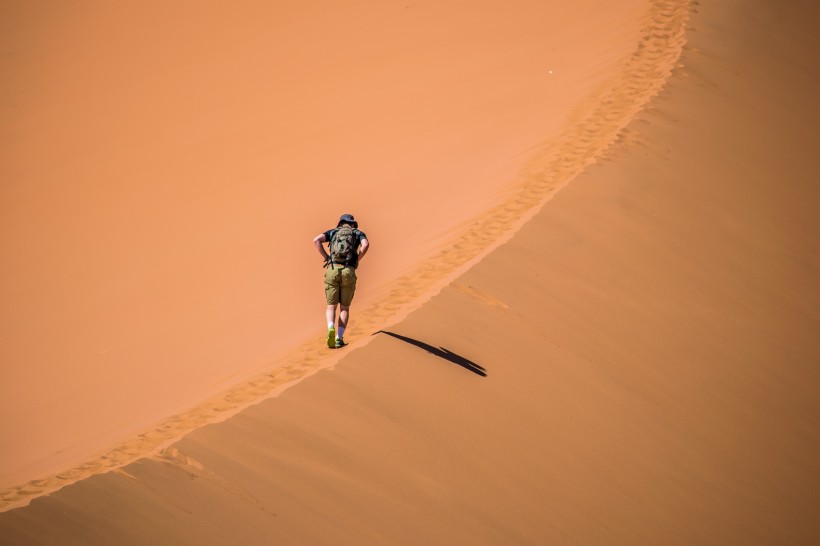 人们走在沙漠的图片