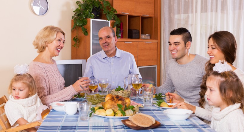 温暖的家庭餐桌上聚餐图片