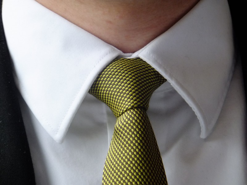 穿西服打领带的商务白领图片