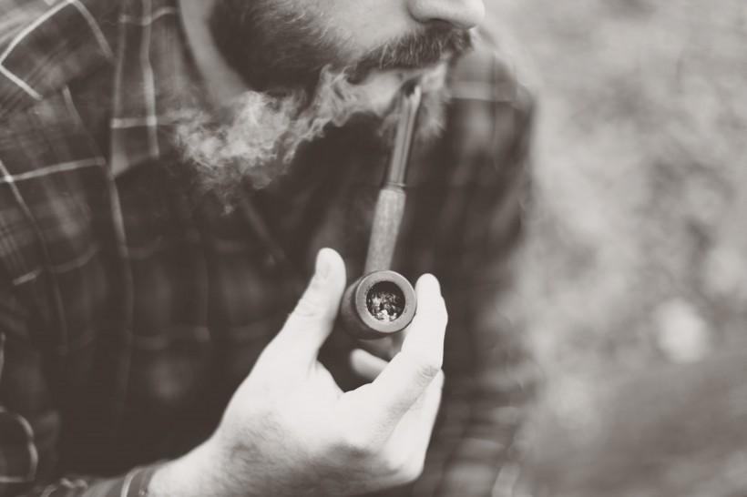抽烟的男人图片