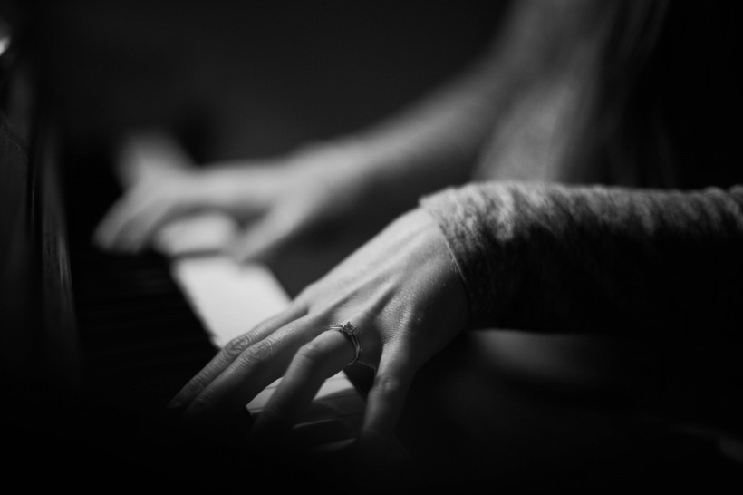 弹钢琴的双手图片