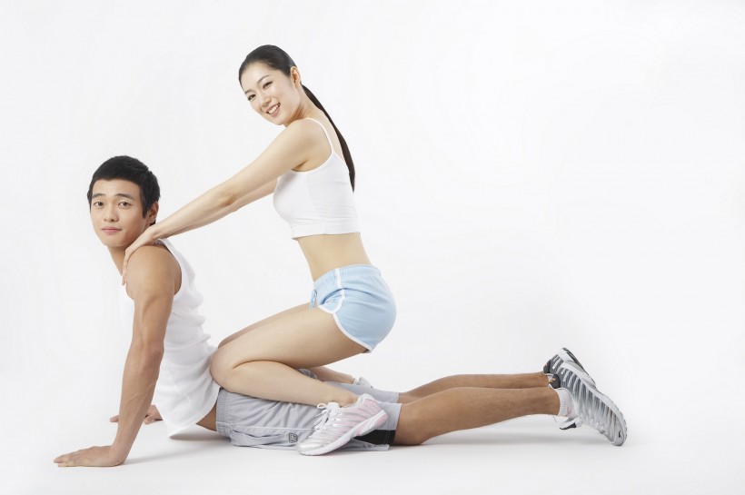 男女双人健身姿态图片