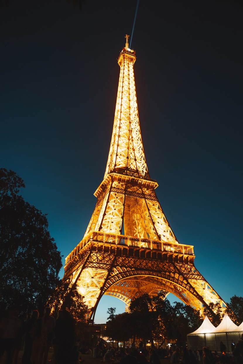 法国巴黎地标建筑埃菲尔铁塔建筑风景图片
