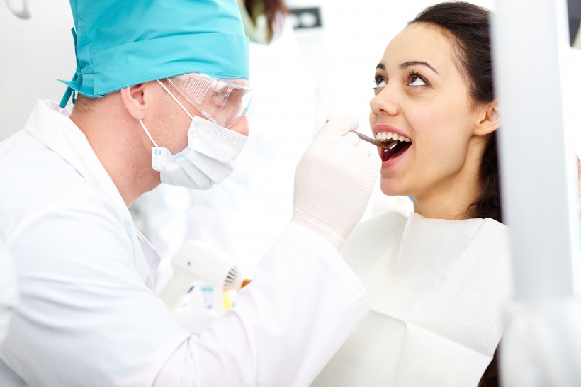 牙科医生检查患者牙齿图片