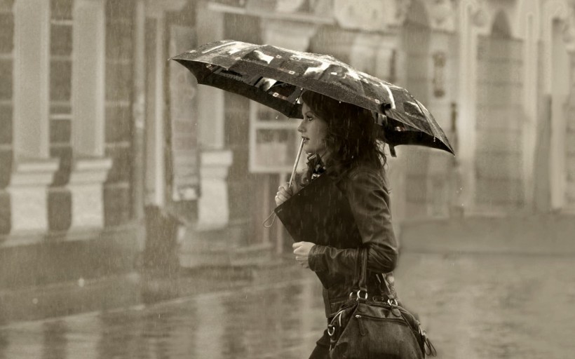 唯美的雨中美女图片