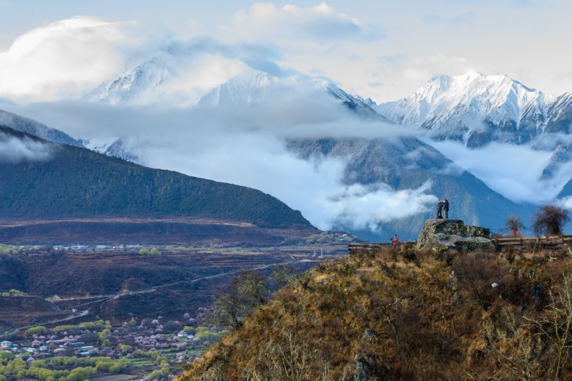西藏林芝巍峨雪山风景图片
