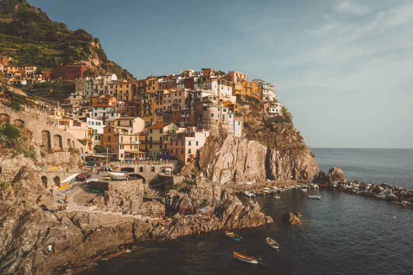 依山临海的意大利五渔村图片
