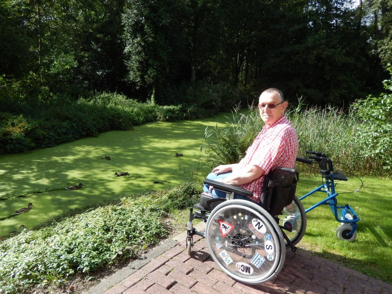 轮椅上的残疾人图片